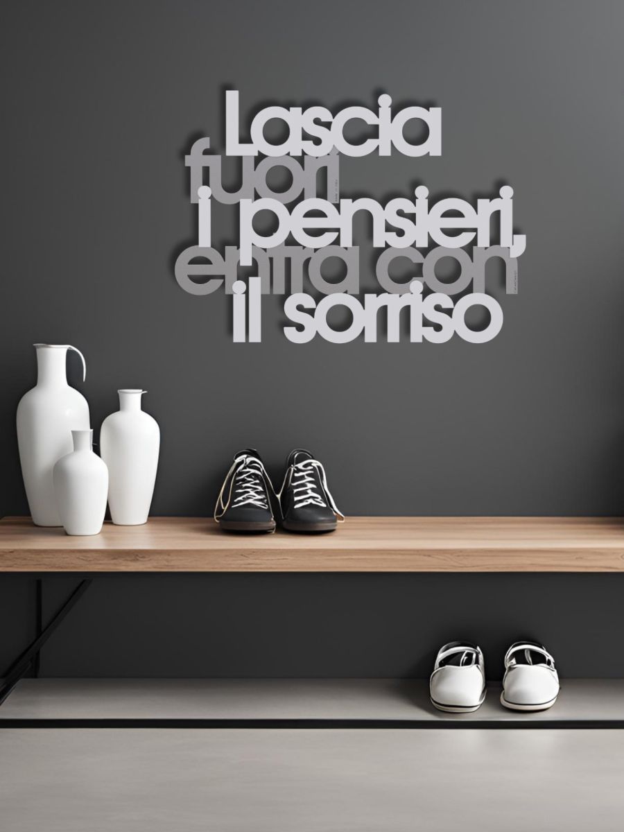 Scritta da parete "Lascia fuori i pensieri, entra con il sorriso"